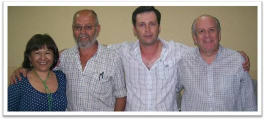 Foto: Gabriel junto a los docentes que lo evaluaron: Ing. Norma Paz, Ing. Julio Klink y Dr. Carlos Arzone.